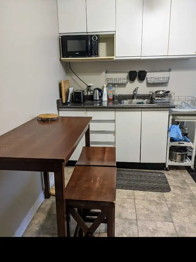 Furnished Bsmt bachelo/Separate entrance/Utilities included - Photo 7