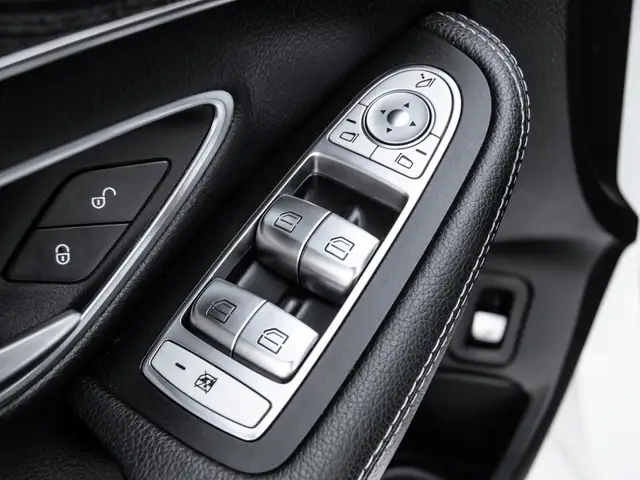 2018 Mercedes-Benz C-Class 300|AMG|NIGHT|NAV|PANOROOF|360CAM|CLE - Photo 12