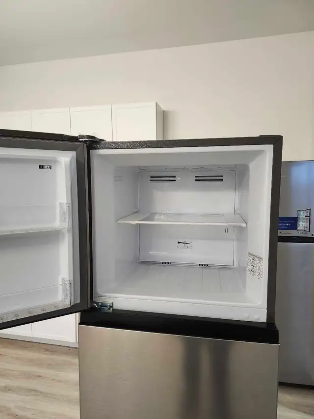 24' Hisence fridge - Photo 4