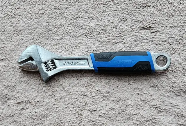 BRAND NEW MASTERCRAFT ADJUSTABLE WRENCH - 10IN - 250MM