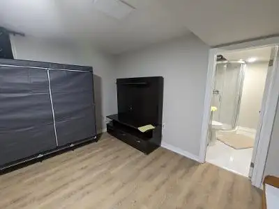 Private Room with Parking - Photo 4