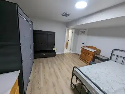 Private Room with Parking - Photo 5