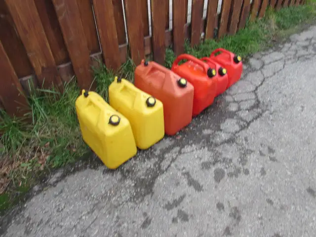 1/2 dozen fuel jugs - Photo 2