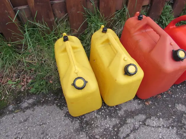 1/2 dozen fuel jugs - Photo 3