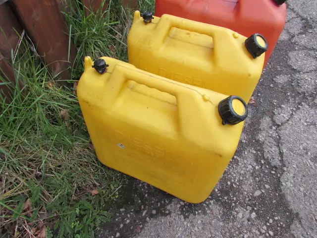 1/2 dozen fuel jugs - Photo 4