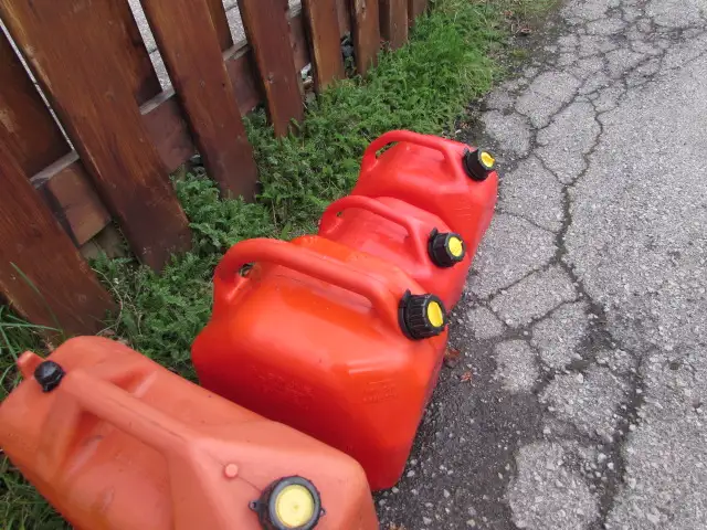 1/2 dozen fuel jugs - Photo 5