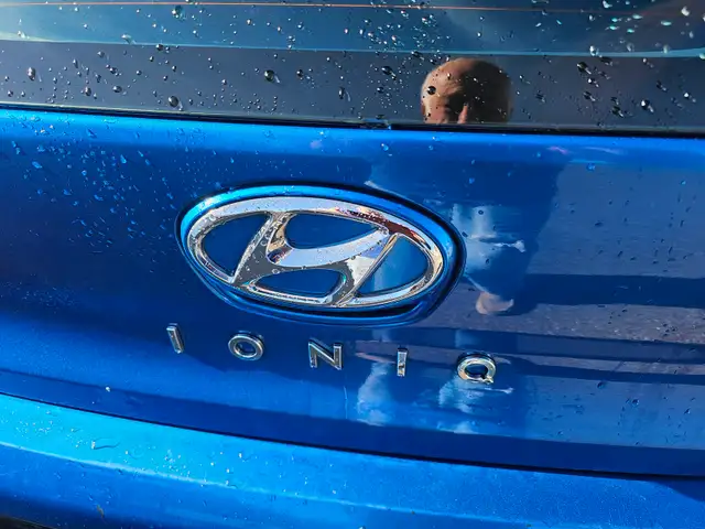 2017 HYUNDAI  IONIQ HYBRID SEL HATCHBACK TOTALLY SPOTLESS - Photo 3