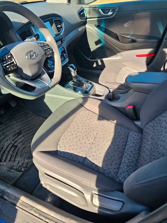 2017 HYUNDAI  IONIQ HYBRID SEL HATCHBACK TOTALLY SPOTLESS - Photo 11
