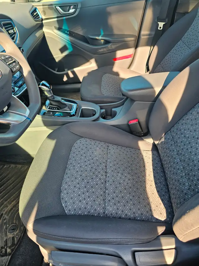 2017 HYUNDAI  IONIQ HYBRID SEL HATCHBACK TOTALLY SPOTLESS - Photo 12