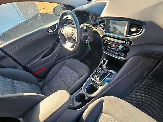 2017 HYUNDAI  IONIQ HYBRID SEL HATCHBACK TOTALLY SPOTLESS - Photo 15
