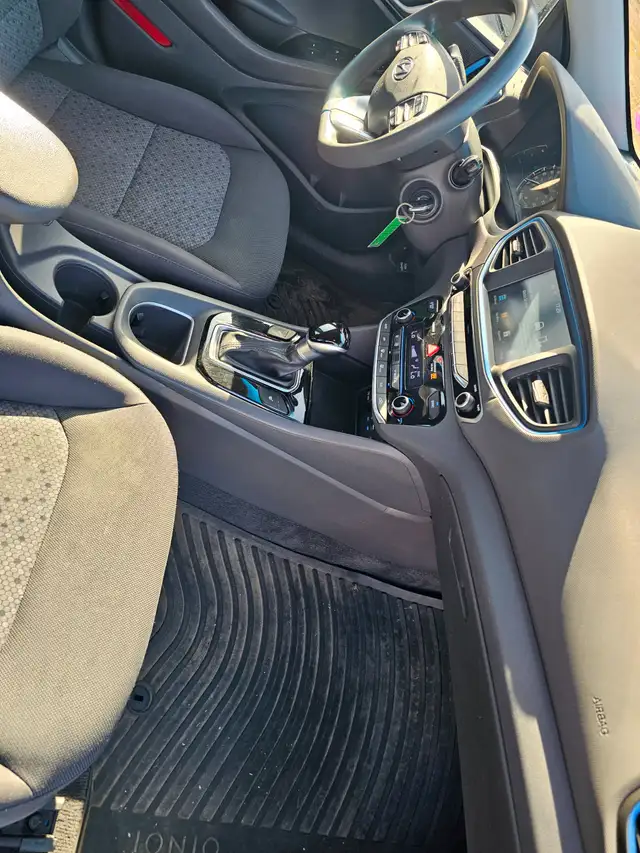 2017 HYUNDAI  IONIQ HYBRID SEL HATCHBACK TOTALLY SPOTLESS - Photo 16