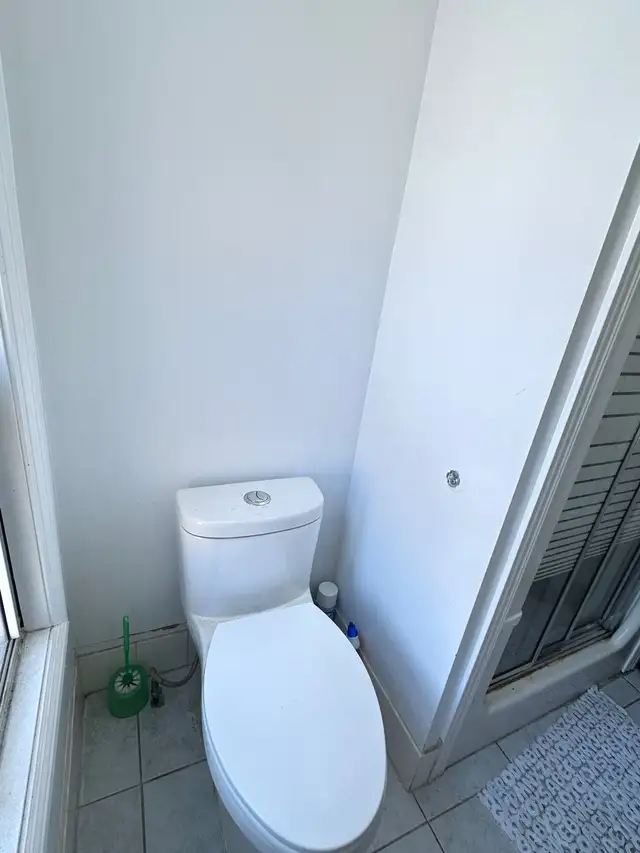 sharing room accommodation at college & bathurast from may 1st - Photo 4