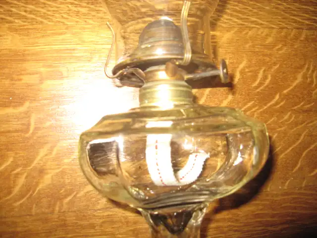16' TALL ANTIQUE PEDESTAL OIL LAMP NEW WICK AND COMES WITH OIL - Photo 3