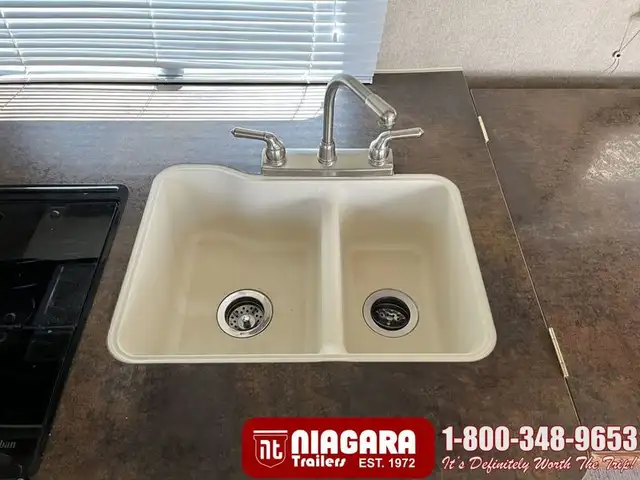 2016 FOREST RIVER ROCKWOOD MINI LITE 2502S Travel Trailer - Photo 15