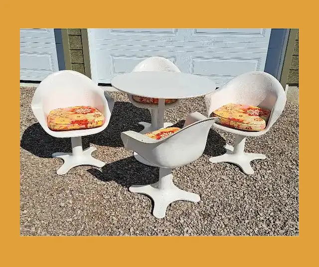 VINTAGE 70s MID CENTURY MODERN SAARINEN STYLE TABLE CHAIRS SET