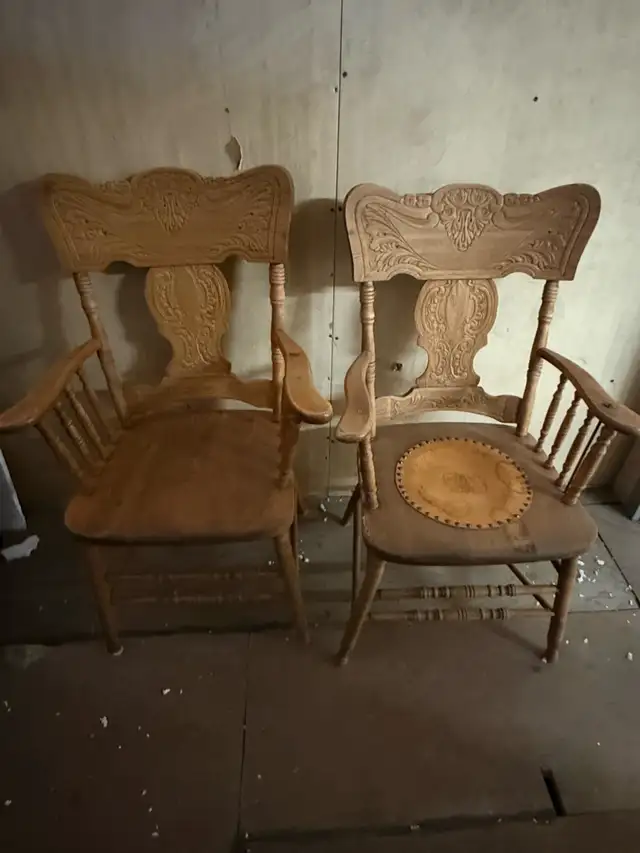 Antique Chairs - Photo 3