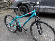 VÉLO 26 POUCES POUR FEMME. TRÈS BON ÉTAT. SUPERCYCLE.