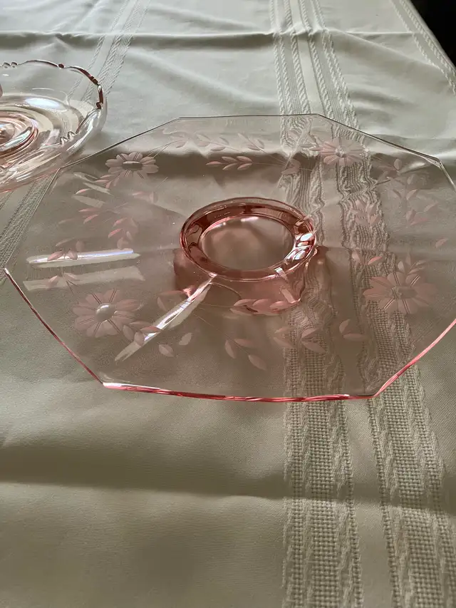 Vintage pink glass serving trays - Photo 2