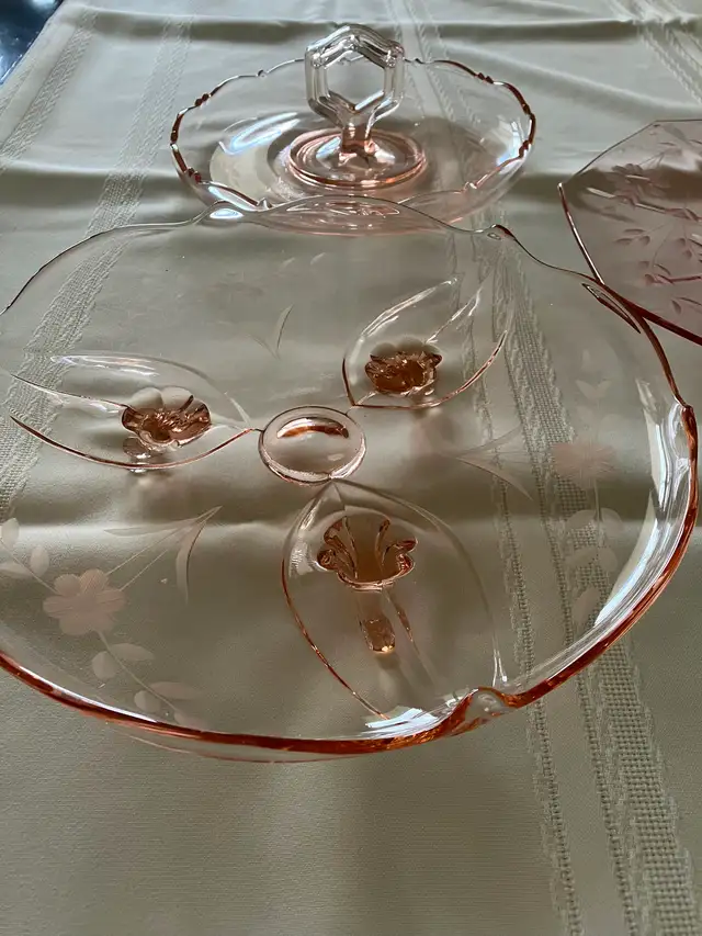 Vintage pink glass serving trays - Photo 3