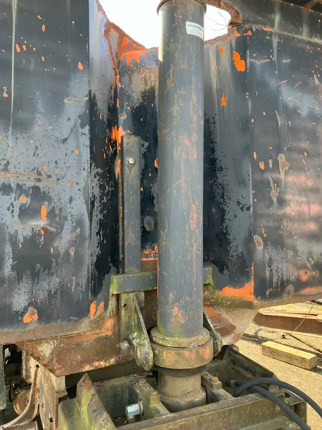 Dump trailer for farm use - Photo 3