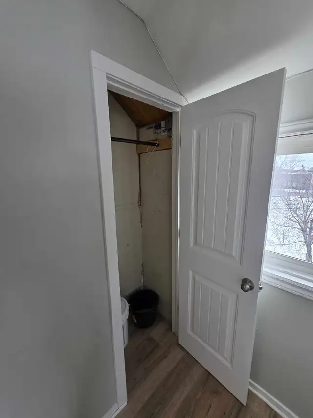 Newly Renovated 1 Bedroom Apartment - Photo 2