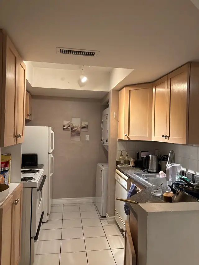 1bdrm Room for rent - Bay st. (UofT)