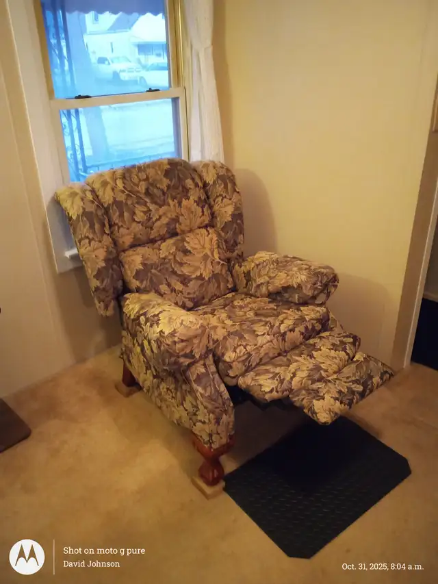 Lazy Boy High Wing Back Chair with Clawfoot - Photo 3