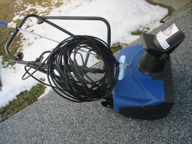 Snow Thrower - Photo 2