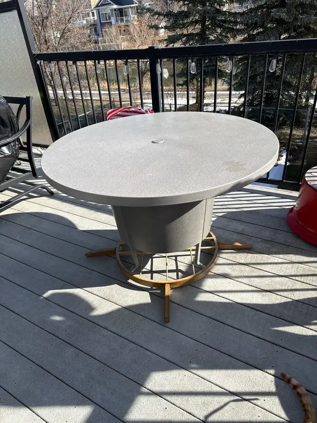 Patio table and chairs - Photo 2