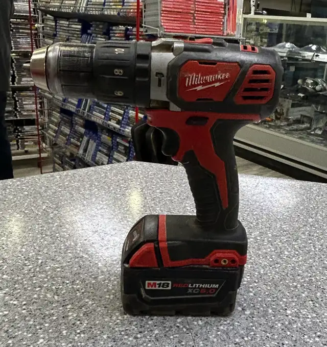 Milwaukee 2607 Hammer Drill 5AH.and 2AH Battery and charger - Photo 3