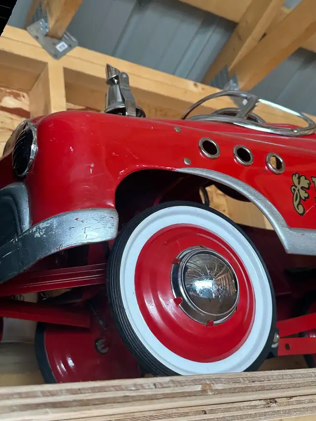 antique pedal car - Photo 2