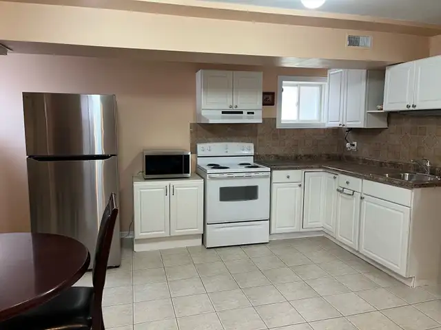 furnished 1 bed basement - Photo 3