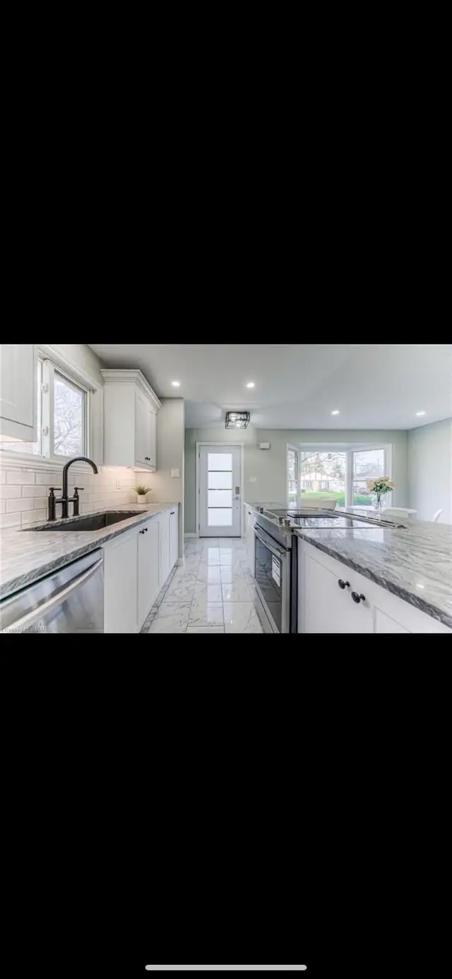 Beautiful 3 beds, 1 washroom for rent! - Photo 3