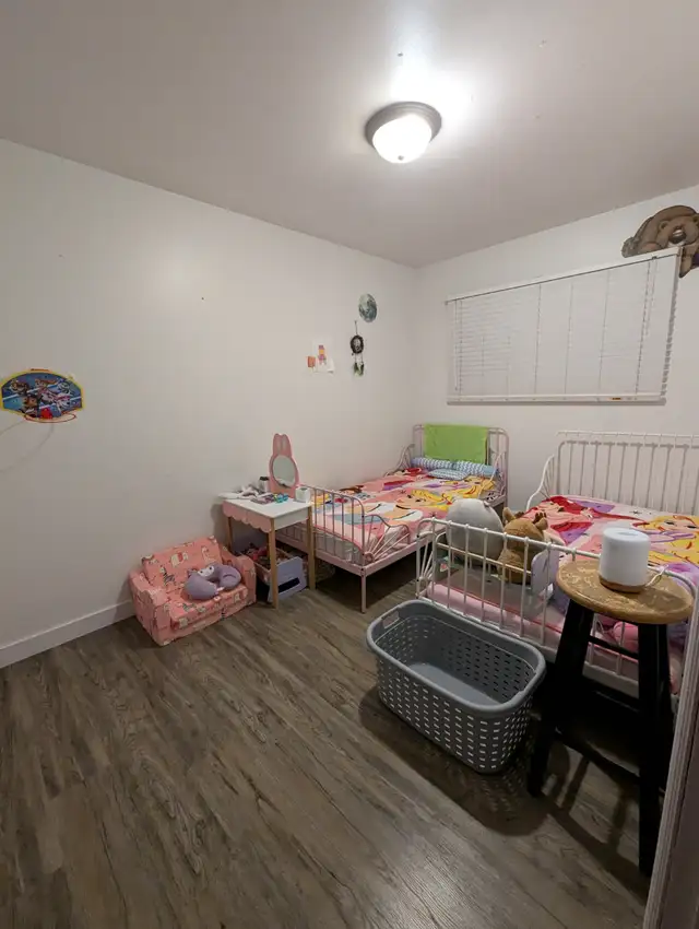 4-bed house, 2-bath with detached garage - Photo 3