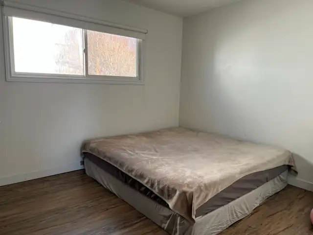 4-bed house, 2-bath with detached garage - Photo 4