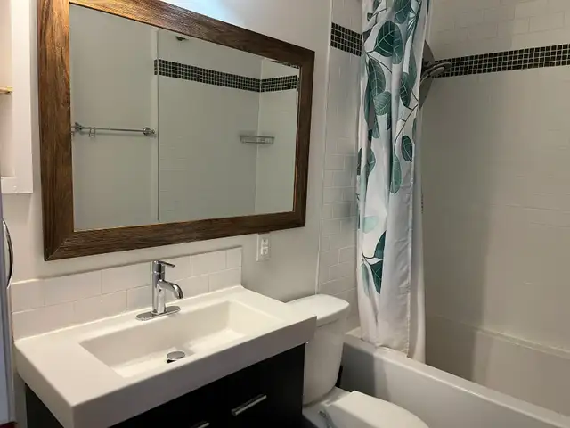 4-bed house, 2-bath with detached garage - Photo 5