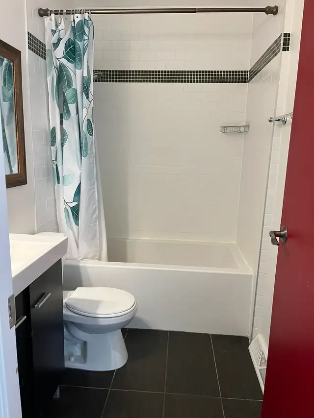 4-bed house, 2-bath with detached garage - Photo 6