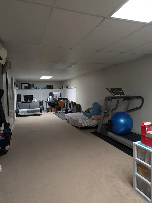 4-bed house, 2-bath with detached garage - Photo 7