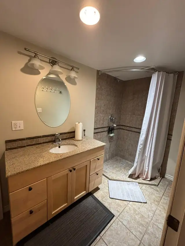 4-bed house, 2-bath with detached garage - Photo 8