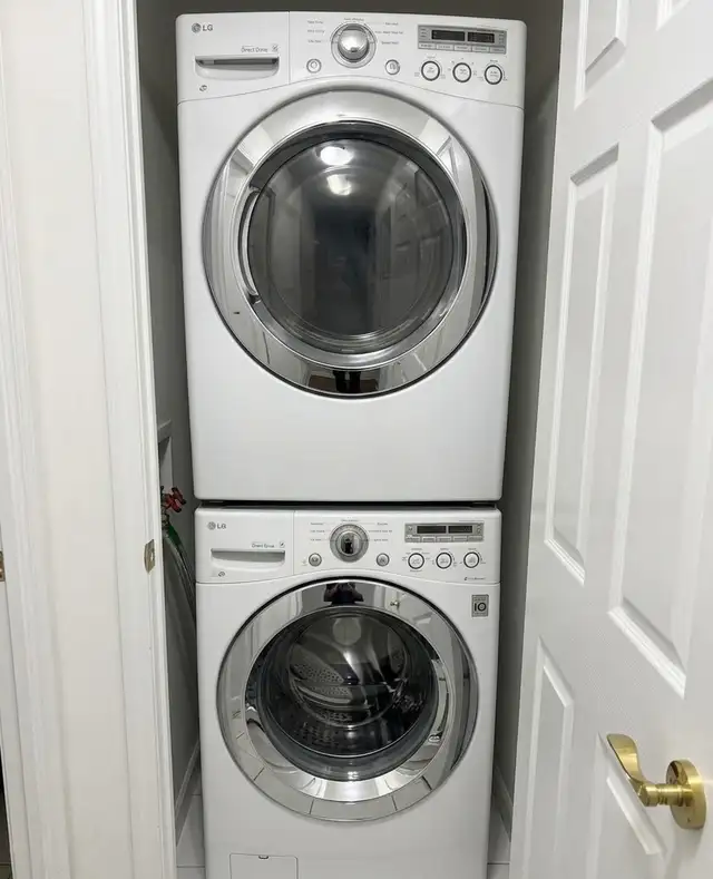 Modern Private Room w/ Balcony View | Downtown Toronto - Photo 4