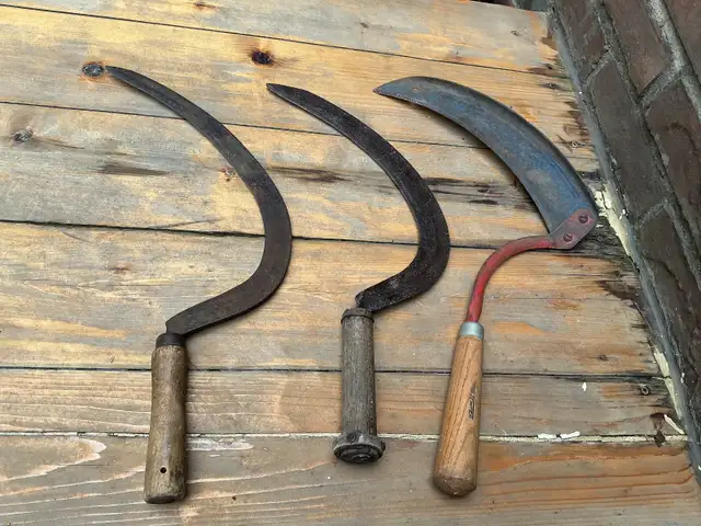 3 Vintage Farm Wood Handle Hay Grain Grass Cutting Sickle tools. - Photo 2