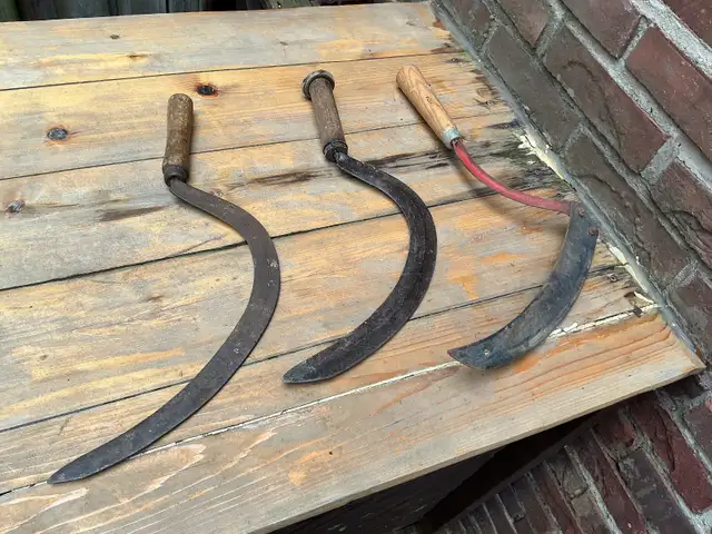 3 Vintage Farm Wood Handle Hay Grain Grass Cutting Sickle tools. - Photo 4