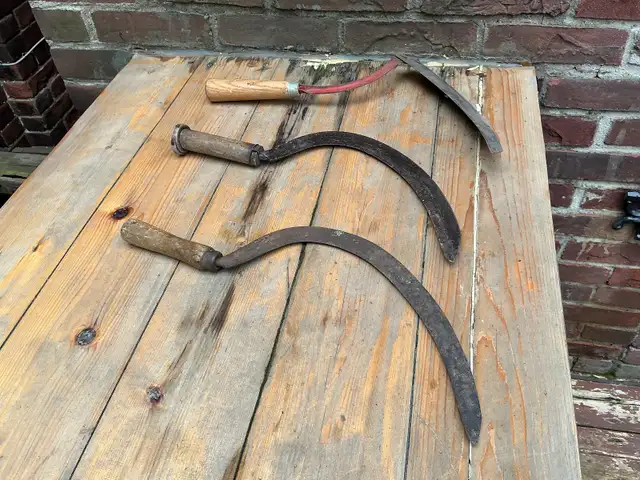 3 Vintage Farm Wood Handle Hay Grain Grass Cutting Sickle tools. - Photo 5