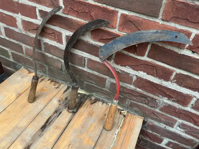 3 Vintage Farm Wood Handle Hay Grain Grass Cutting Sickle tools. - Photo 7