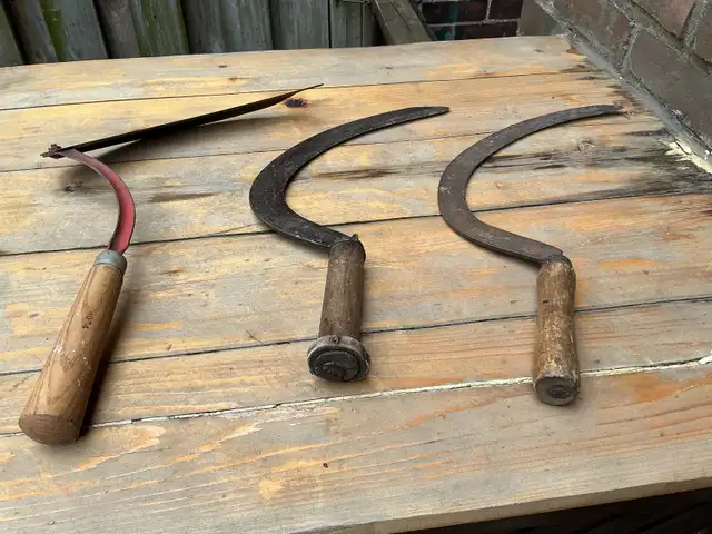 3 Vintage Farm Wood Handle Hay Grain Grass Cutting Sickle tools. - Photo 8