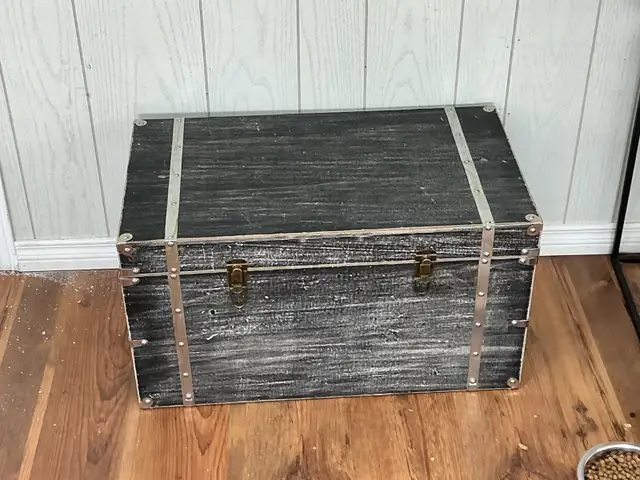 2 Vintage Trunks &  1 Wood Chest - Photo 4
