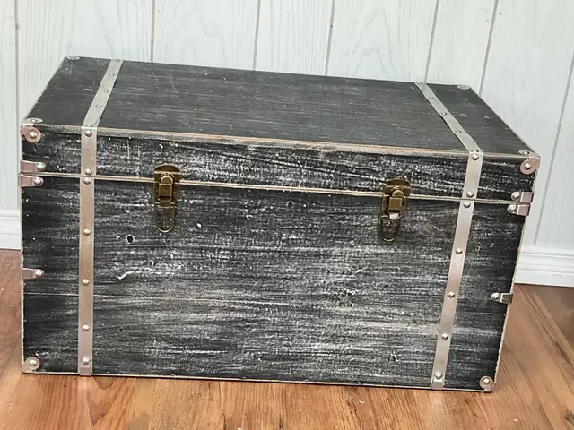 2 Vintage Trunks &  1 Wood Chest - Photo 5