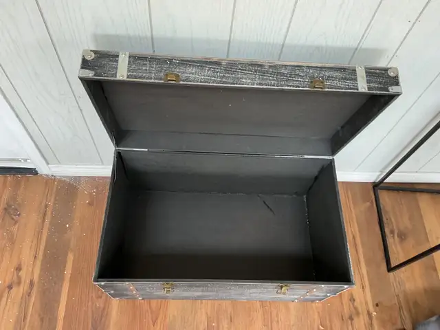 2 Vintage Trunks &  1 Wood Chest - Photo 6