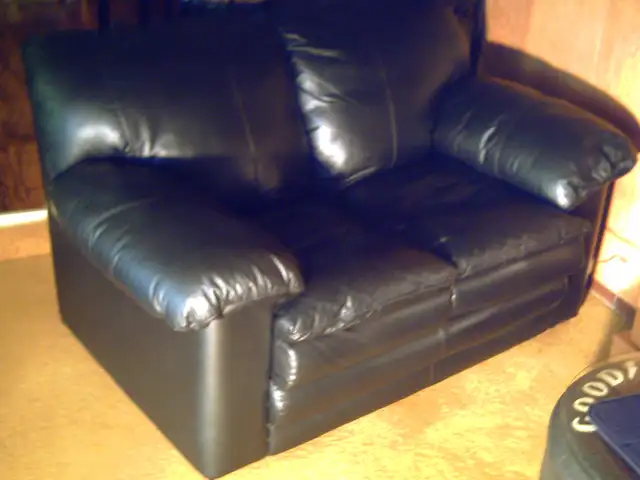 BLACK LOVE SEAT
