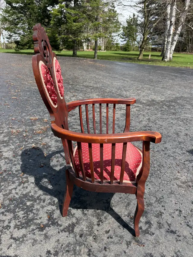antique chair. - Photo 2